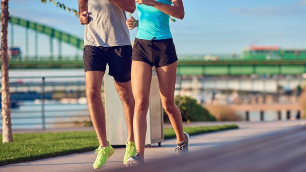 Femme et homme modernes jogging / exercice en milieu urbain
  - Photo, image