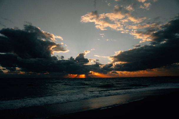 空の美しい夕日の間の海岸の景色 - 写真・画像