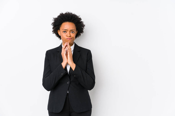 Donna d'affari afro-americana di mezza età su uno sfondo bianco isolato che inventa un piano in mente, creando un'idea
. - Foto, immagini