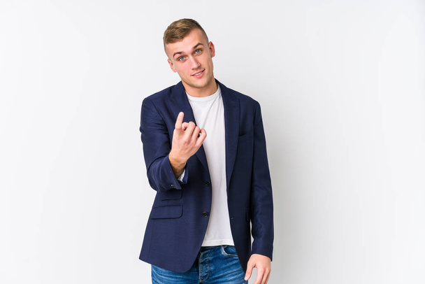 junger unternehmerischer Kaukasier, der mit dem Finger auf dich zeigt, als würde er dich einladen, näher zu kommen. - Foto, Bild