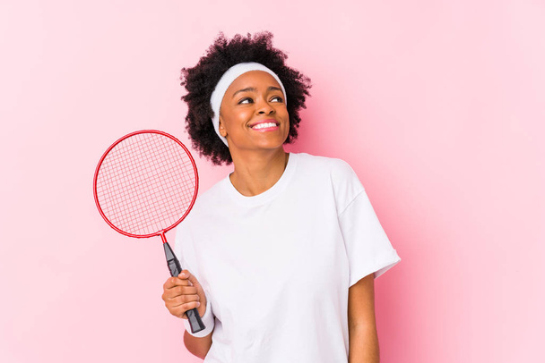 junge Afroamerikanerin spielt Badminton und träumt davon, Ziele und Ziele zu erreichen - Foto, Bild