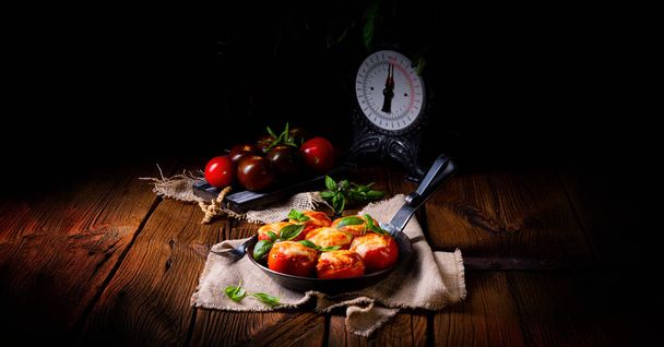 Tomates rellenos con carne picada y queso
 - Foto, Imagen