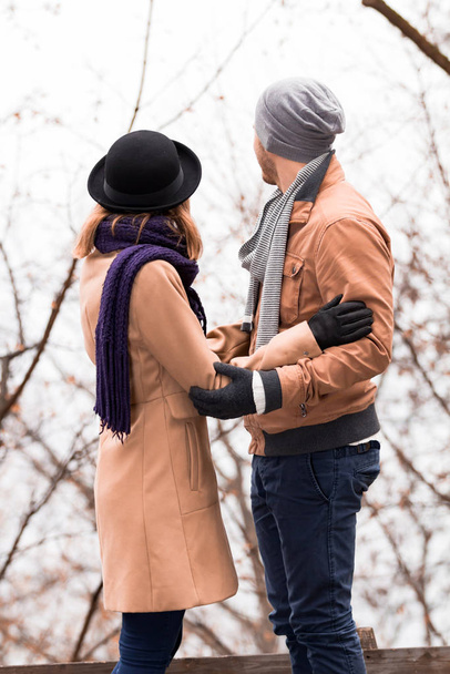Couple en plein air profitant de belles heures automne / hiver
. - Photo, image