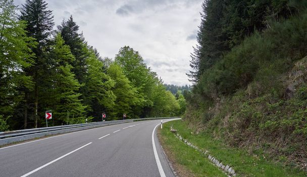 Piękna asfaltowa droga z zakrętami przez las Schwarzwald w Niemczech - Zdjęcie, obraz