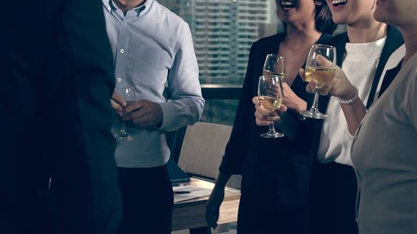 成功したビジネスの人々は、市場に新しい製品を起動するためにビジネスプロジェクトを祝うためにボールルームのチームメンバーとワインとシャンパンを飲みます。企業のビジネスと人々のネットワークの概念。成功したビジネスの人々はワインとシャンパンを飲みます - 写真・画像