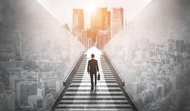 Ambitionierter Geschäftsmann, der Treppen steigt, um neue Herausforderungen und Geschäftschancen zu bewältigen. Die hohe Treppe steht für das Konzept von Karriereerfolg, Zukunftsplanung und unternehmerischen Wettbewerben. - Foto, Bild