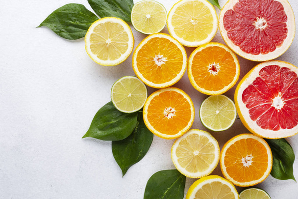 Sortiment čerstvých citrusových plodů. Různé citrusové plody na bílém stole. Ovocné jídlo na pozadí. Zdravé stravování a strava - Fotografie, Obrázek