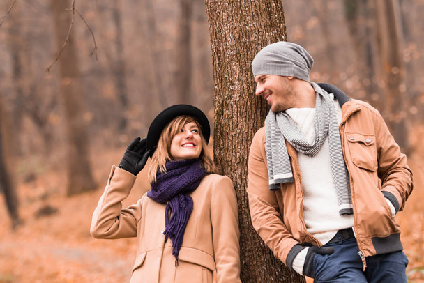 Paar in het park genieten van mooie herfst / winter tijd. - Foto, afbeelding