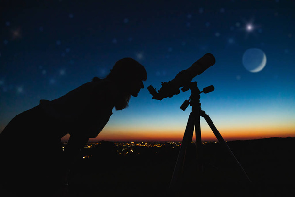 Αστρονόμος με τηλεσκόπιο που παρακολουθεί τα αστέρια και τη Σελήνη με  - Φωτογραφία, εικόνα