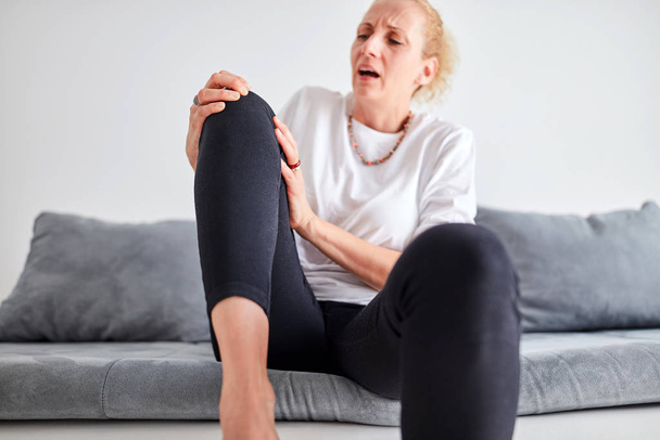 Lésion physique de la jambe / genou / articulation à la maison
. - Photo, image