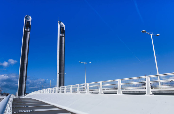 Γέφυρας Delmas Chaban στο Μπορντώ (Γαλλία), το ψηλότερο και μεγαλύτερη κάθετη ανελκυστήρας γέφυρα στην Ευρώπη - Φωτογραφία, εικόνα