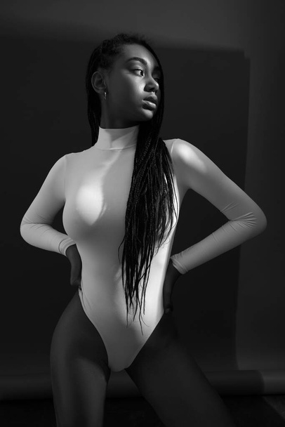 Afrykańska bielizna na brązowym tle. Młody stylowy portret dziewczyny mody - Zdjęcie, obraz