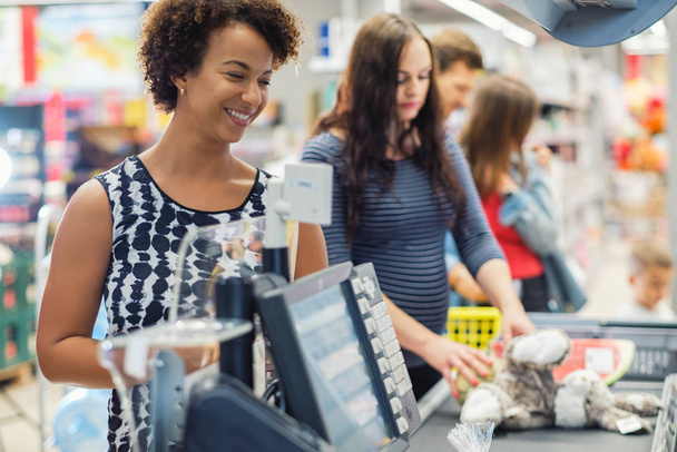 Mulher negra comprando mercadorias em uma mercearia
 - Foto, Imagem