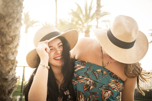 Feliz y alegre pareja de mujeres diverso disfrutar juntos de la actividad de ocio al aire libre abrazando y riendo.  - Foto, imagen