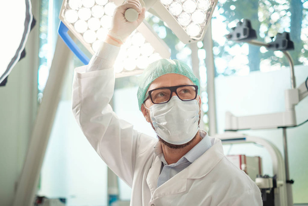 Мужской хирург в операционной
 - Фото, изображение