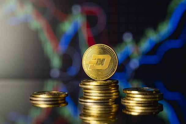 Bitcoins y concepto de dinero virtual. Gold Dash en una pila de monedas con gráfico de crecimiento y caída de la valuación de una criptomoneda. Tecnología minera o blockchain
. - Foto, Imagen
