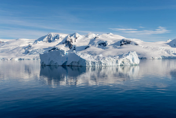 Антарктический морской пейзаж с айсбергом и отражением
 - Фото, изображение