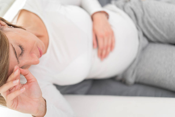 Těhotná unavená žena s problémy se žaludkem a hlavou v h - Fotografie, Obrázek