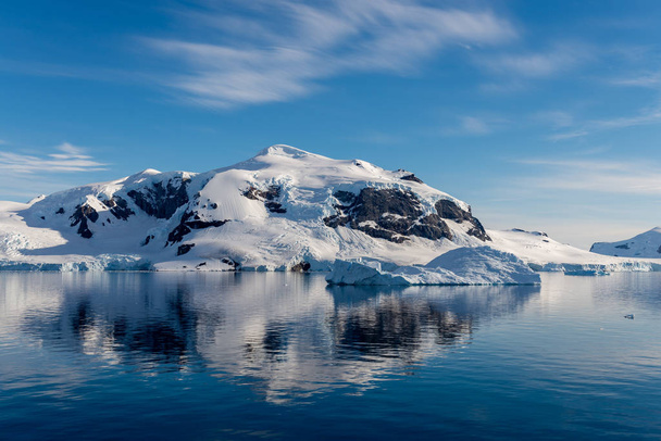 Antarktika deniz manzarası, buzdağı ve yansıması. - Fotoğraf, Görsel