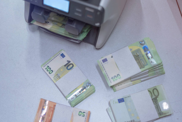 Bundels bankbiljetten verdeeld in groepen met valutariem pl - Foto, afbeelding
