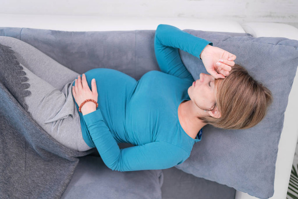 Вагітна втомлена виснажена жінка з проблемами шлунку та болем у спині
 - Фото, зображення