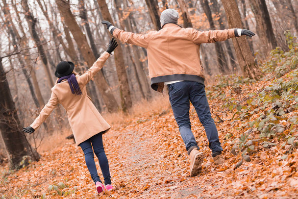 Paar im Park genießt schöne Herbst- / Winterzeit. - Foto, Bild