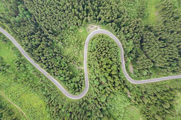 Felülről lefelé légi kilátás kanyargós erdei út zöld hegy sp - Fotó, kép