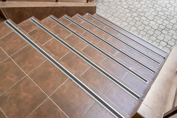 Бетонная лестница, покрытая керамической плиткой из металла r
 - Фото, изображение