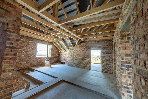 Dachgeschoss eines im Bau befindlichen Gebäudes mit Holzbalken eines - Foto, Bild
