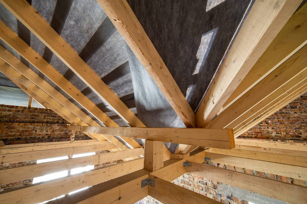 Ático de un edificio en construcción con vigas de madera de un ro
 - Foto, Imagen