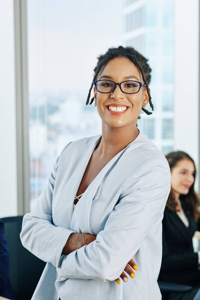 Πορτρέτο του όμορφη επιχειρηματική κυρία με όμορφο λευκό χαμόγελο toothy αναδίπλωση των χεριών και κοιτάζοντας την κάμερα - Φωτογραφία, εικόνα