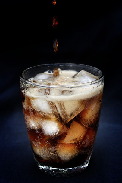 cola with ice cubes - Фото, изображение