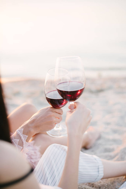 východ slunce léto moře oceán nápoj léto romantická láska sklenice nand dva alkohol západ slunce - Fotografie, Obrázek