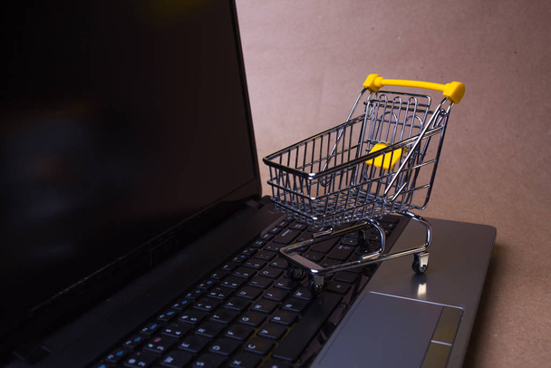 Fine delle vendite online. Shopping online, carrello della spesa sulla tastiera del laptop. - Foto, immagini