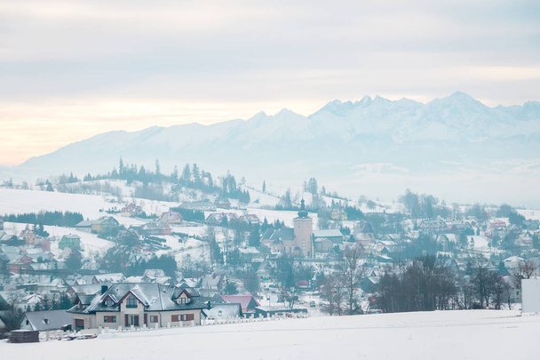 houses in the snowy mountains - Zdjęcie, obraz