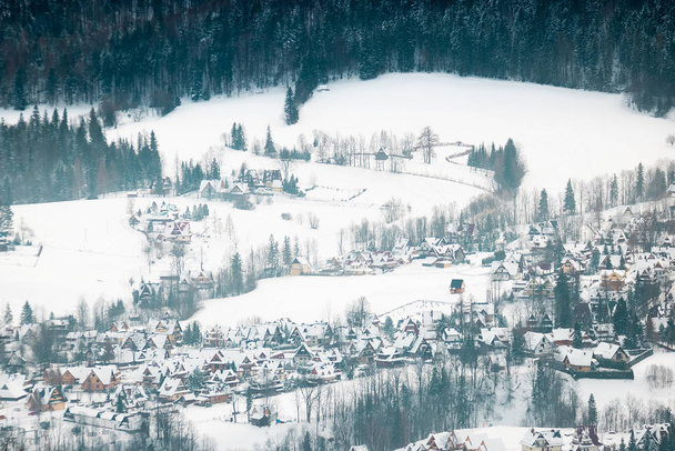 houses in the snowy mountains - Foto, Imagem