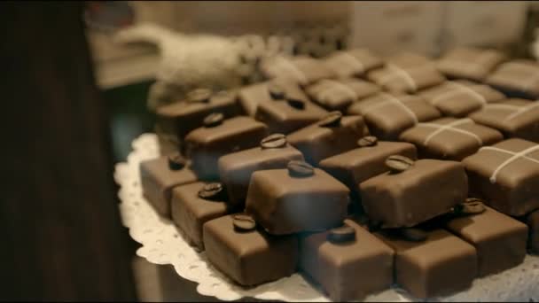 Fekete csokoládé termékek a boltban lassított felvételen - Felvétel, videó