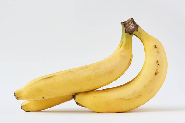 Een bos bananen op witte achtergrond - Foto, afbeelding