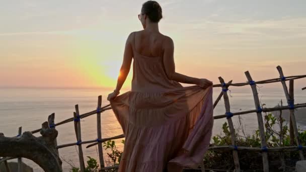 Mujer disfrutando de la vista de la bahía de Manta en la isla de Nusa Penida, Bali, Indonesia
 - Metraje, vídeo