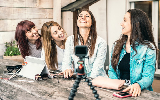 Les jeunes femmes millénaires s'amusent sur la plate-forme de streaming grâce à la webcam action numérique - Influencer le concept de marketing avec des filles millénaires partageant du contenu vlogging flux en direct sur les réseaux sociaux
  - Photo, image