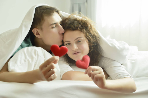 belo casal amoroso beijando na cama - Foto, Imagem