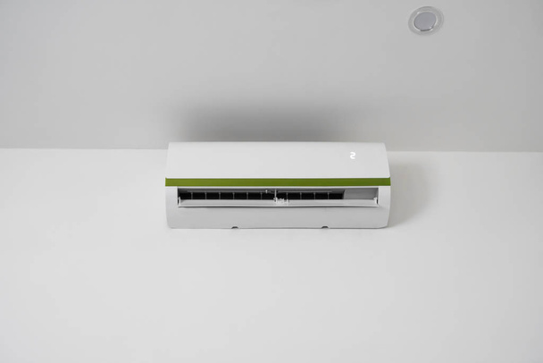 Légkondícionáló szerelt fehér falra a nappaliban vagy a hálószobában. Indooor komfort hőmérsékletet. Egészségügyi koncepciók és energiamegtakarítás. - Fotó, kép
