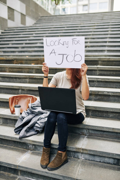 Disoccupato giovane donna seduta su gradini all'aperto e in cerca di un lavoro
 - Foto, immagini