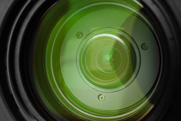 Profesyonel video kamera, lenslerin yakın çekim görüntüsü - Fotoğraf, Görsel