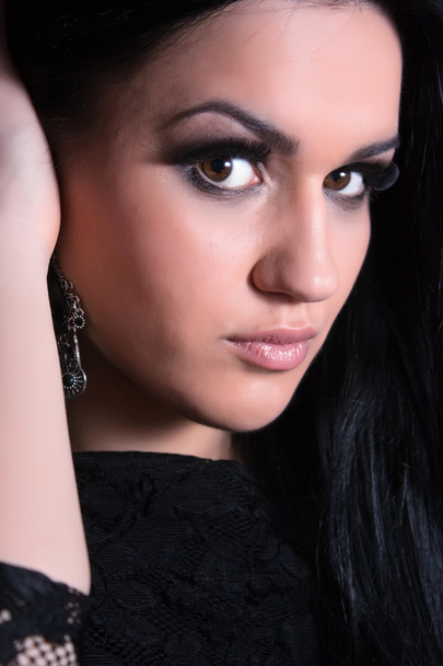 Красива дівчина з чорним портретом волосся
 - Фото, зображення