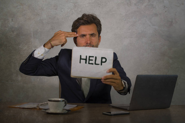 depressief en gestrest aantrekkelijke Spaanse man in pak en stropdas werken overweldigd kantoor computer bureau met notitieblok vragen om hulp gefrustreerd en overwerkt - Foto, afbeelding