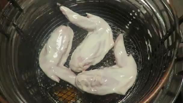 Syvä paistamiseen kanansiipiä käyttäen uppopaistin
  - Materiaali, video