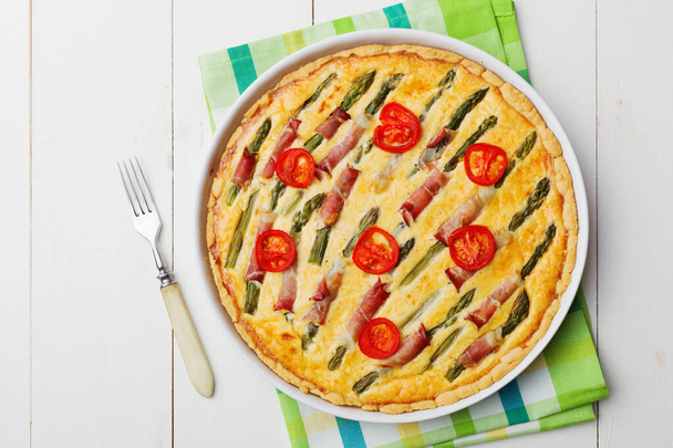 Tart with asparagus and tomatoes on white wooden background. - Foto, Imagem