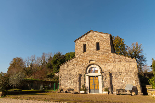 Teano, Campania, İtalya. San Paride İlan Fontem Kilisesi. Ana cephe görüntüsü - Fotoğraf, Görsel