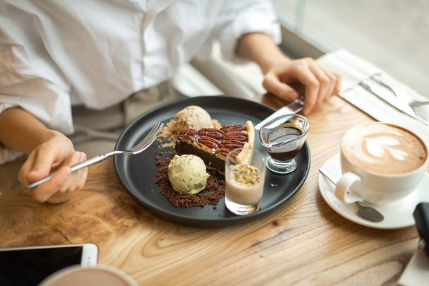 ontbijt in een café met pap en heerlijke desserts - Foto, afbeelding